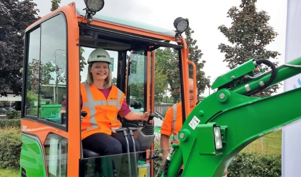 Wethouder Marinka Mulder zet eerste schop in de grond in Renkum.