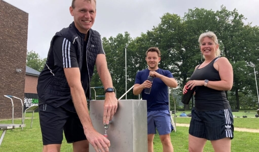 Het watertappunt op de accommodatie achter Kulturhus de Talter wordt al volop gebruikt door sporters van de buitensportaccommodatie.
