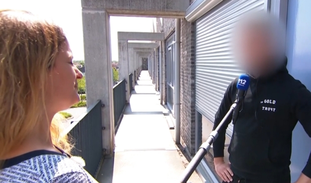 <p>Verslaggever Miriam van 't Veer praat met buren.</p>