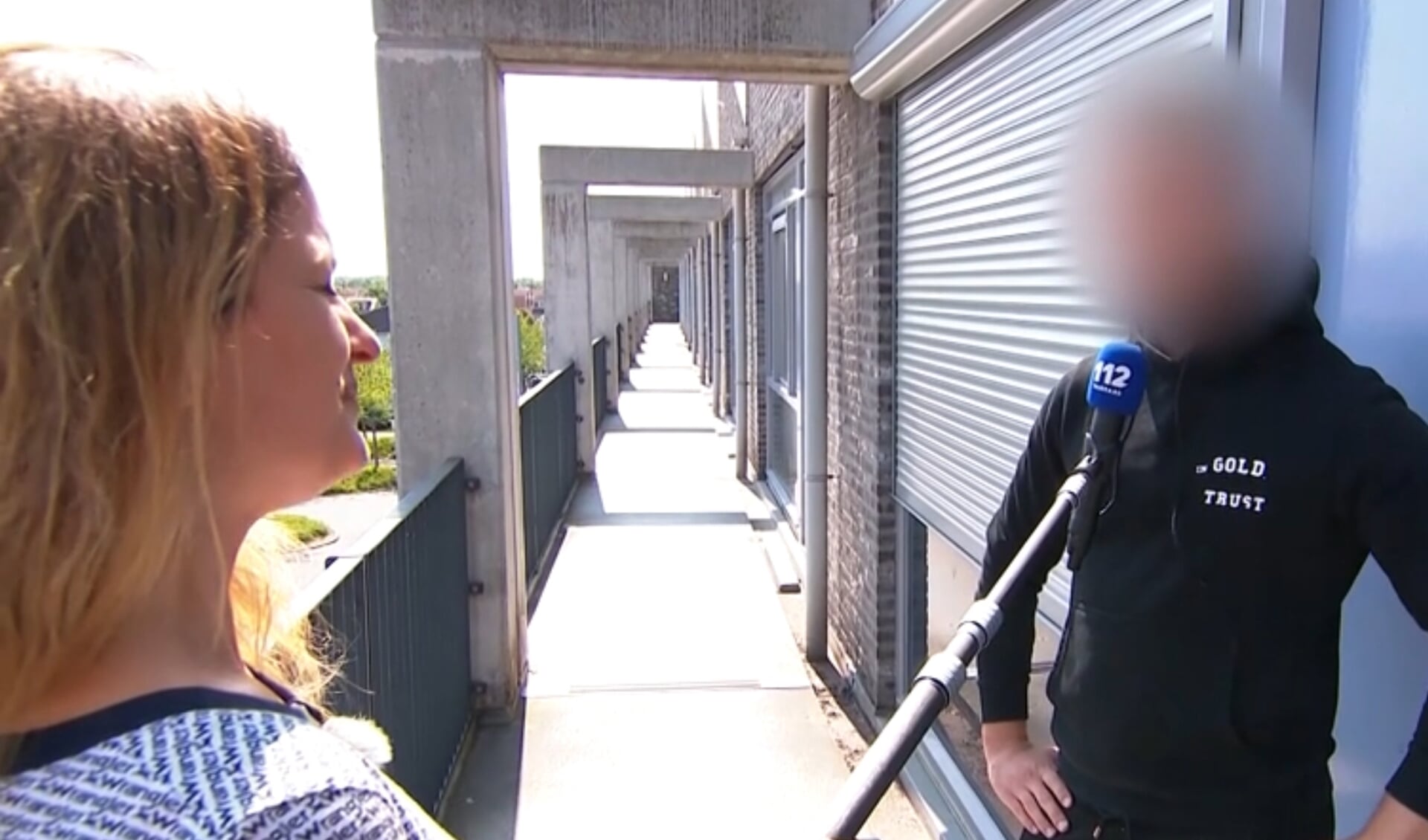 Verslaggever Miriam van 't Veer praat met buren.