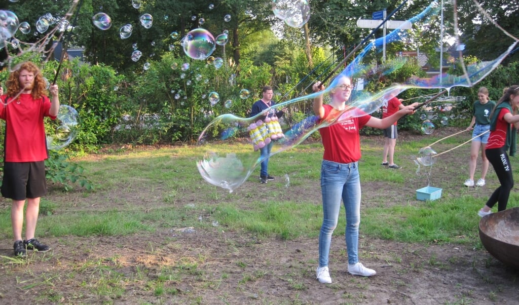 Jongeren met grote zeepbellen