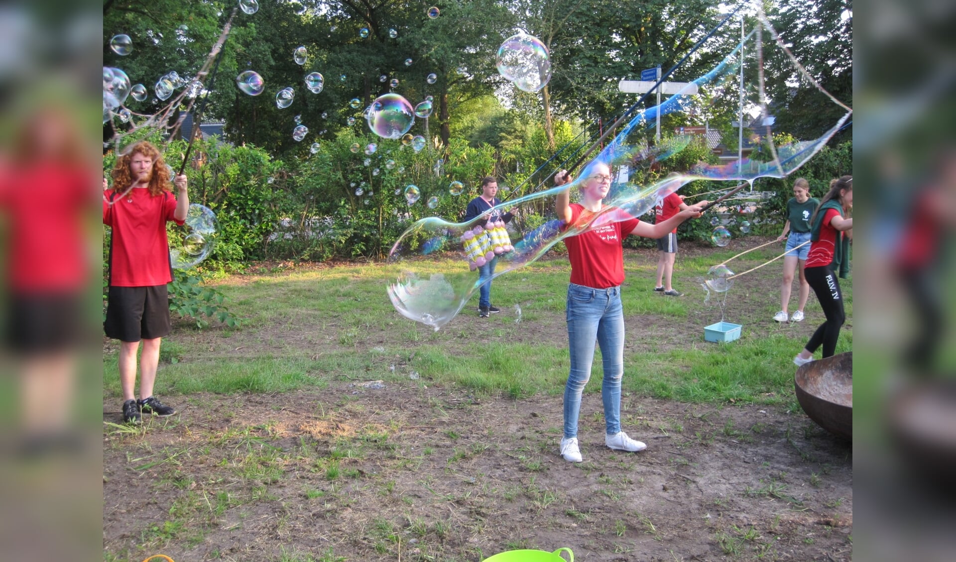 Jongeren met grote zeepbellen