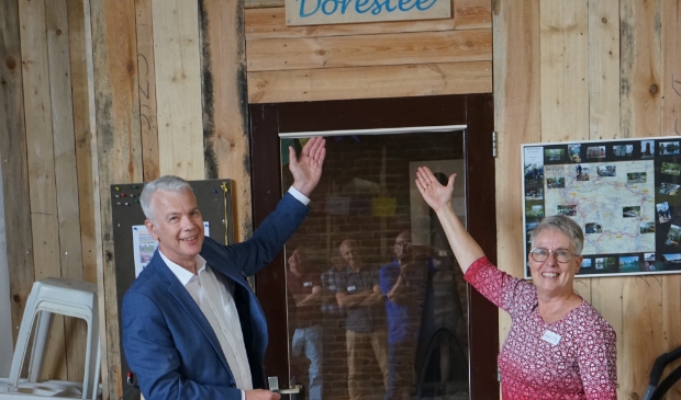 Hans Buijtelaar (interim wethouder) en Anita Blees (voorz. KV Dorestad) onthullen de naam van het clubhuis