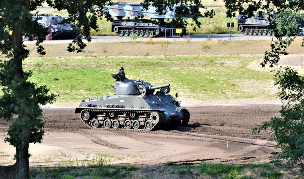 De arena van het Nationaal Militair Museum is het middelpunt van
demonstraties, zoals met tanks.