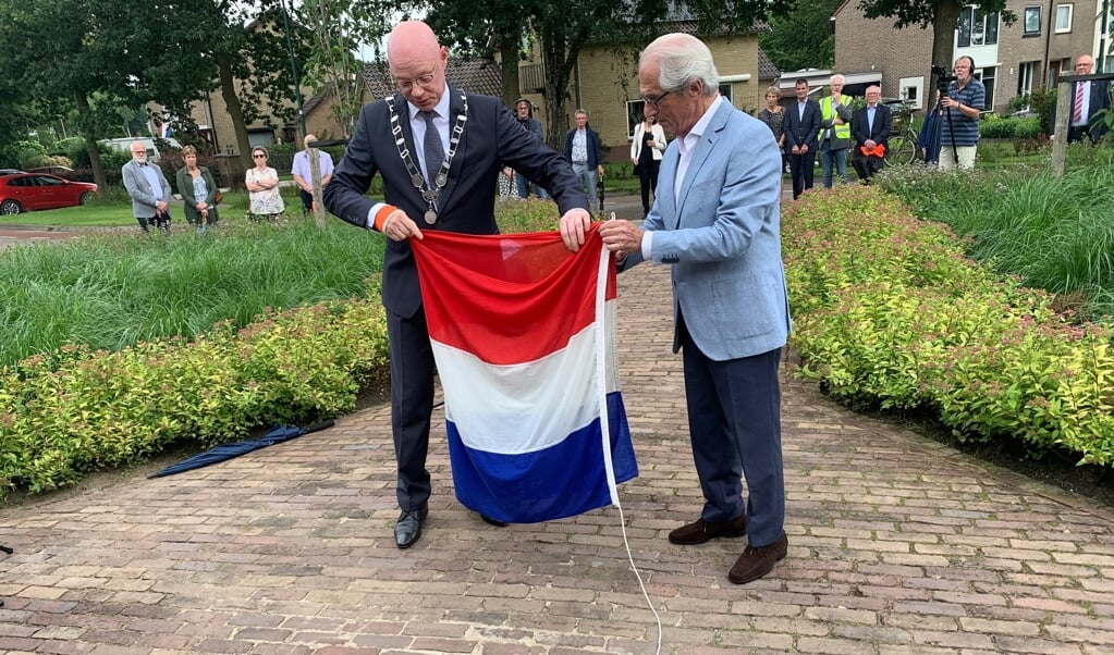 Burgemeester Isabella onthult samen met Lion Cohen de herdenkingsplaquette in Schalkwijk