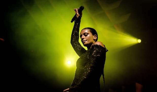 <p>Deze foto van Sevdaliza is genomen tijdens muziekfestival A Campingflight to Lowlands Paradise in 2019.</p>