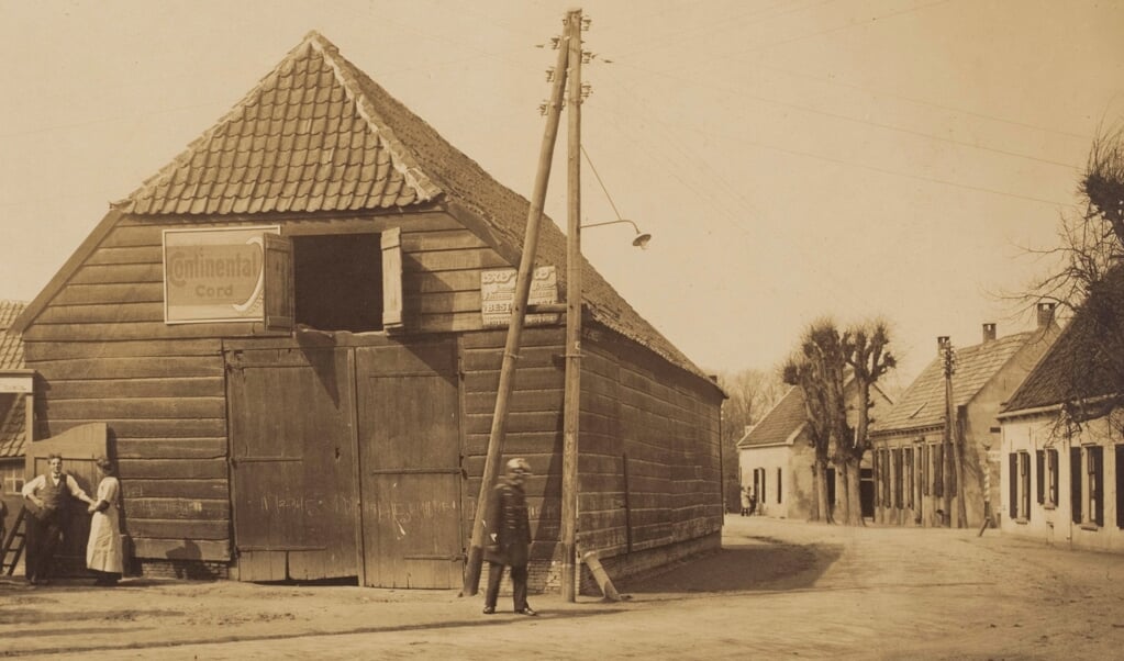 Elektriciteitspaal met openbare verlichting op de Burgemeester Wallerweg in 1924.