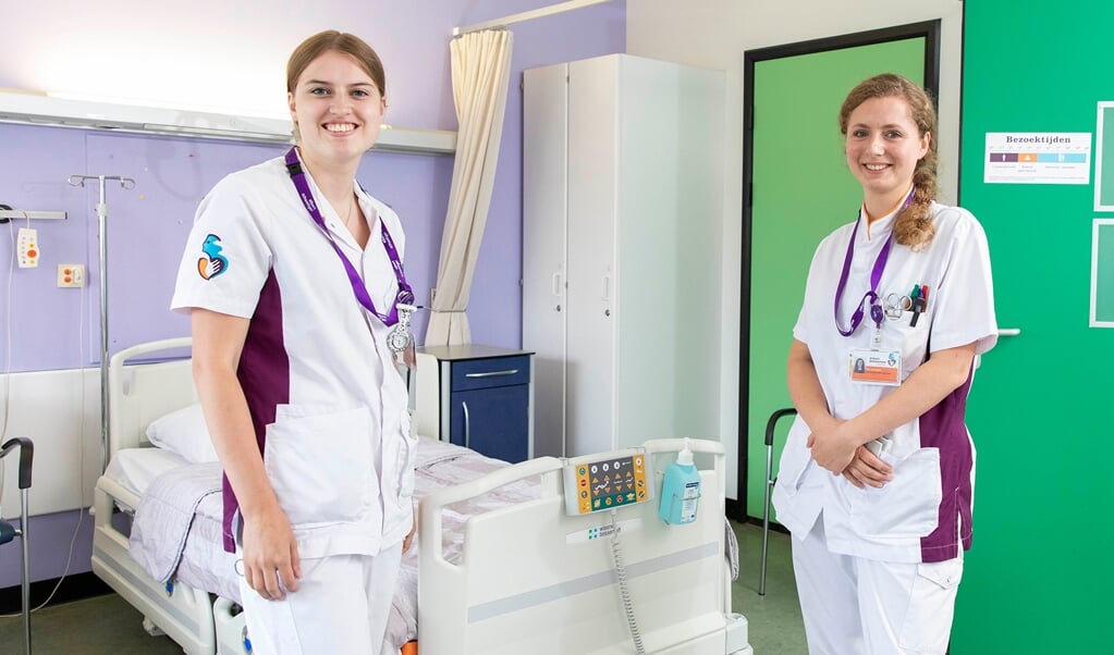 Verpleegkundigen Demy (links) en Kim beginnen hun ziekenhuisloopbaan met veel afwisseling en groeiende verantwoordelijkheid, om daarna bewust te kiezen.