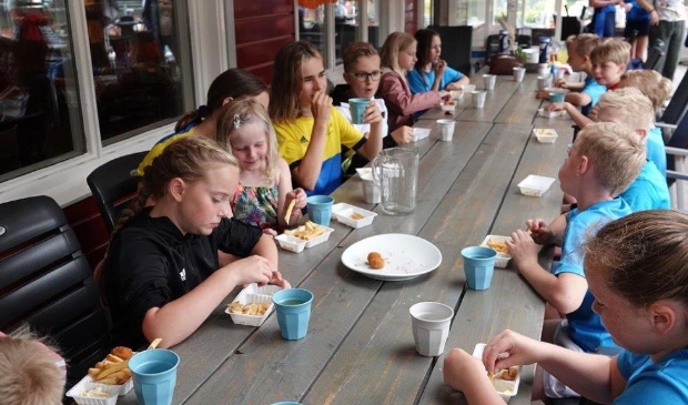 <p>Feestelijke afsluiting van de voorjaarscompetitie met eten en drinken.</p>