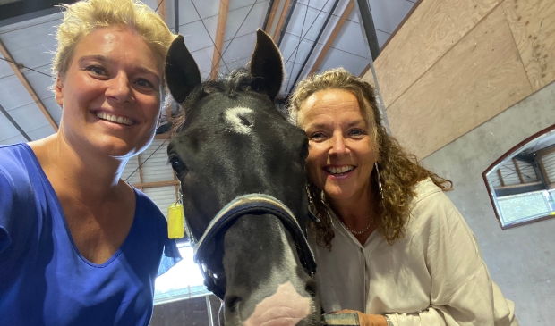 Toelichting foto: Unieke samenwerking van life-coach en paardencoach. Vlnr: Sylvia Bochem, collega pony Happy, Greetje Verduin.