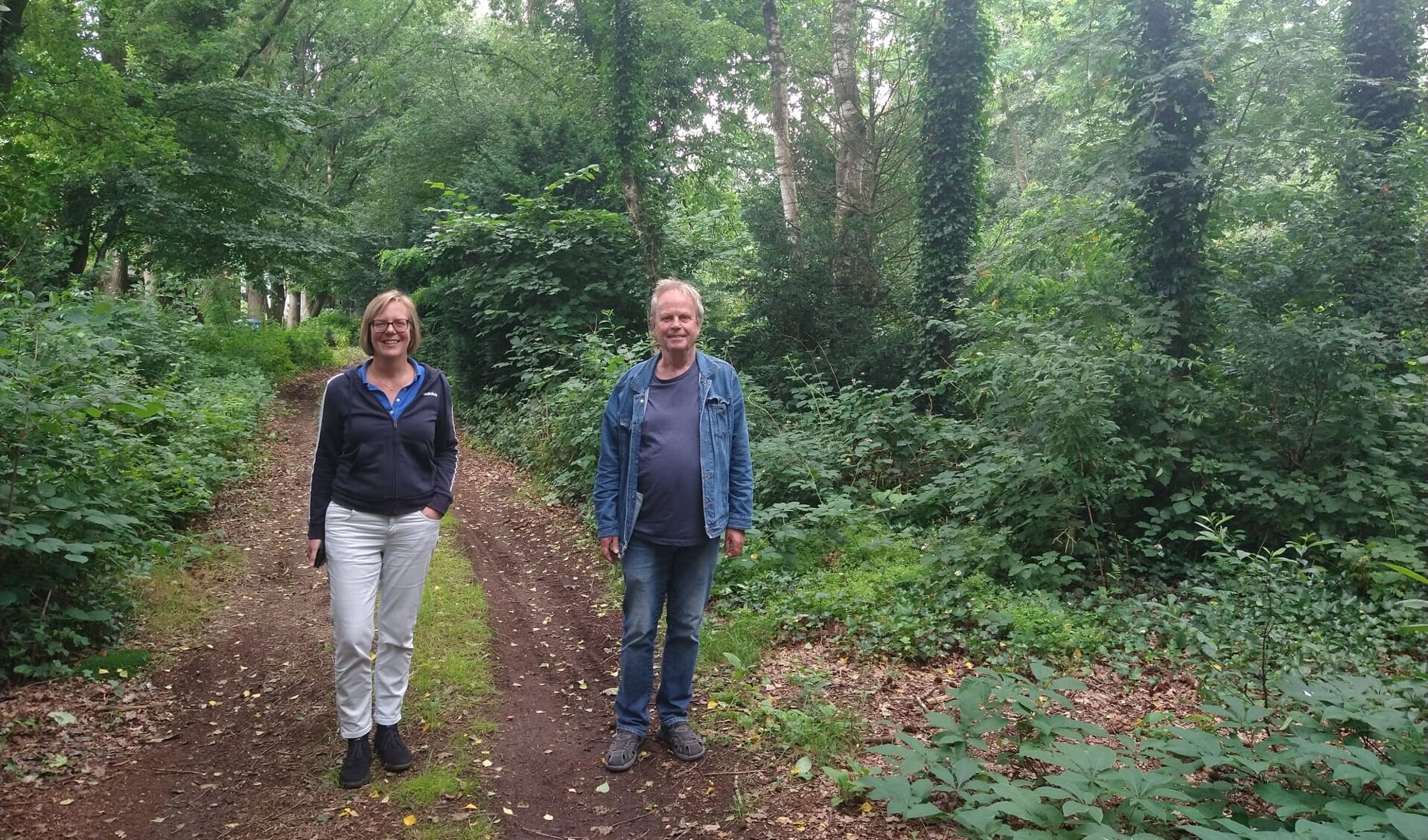 Elaine de Boer en Lucas Delfgaauw in de voormalige tuin aan De Brink in Kootwijk.
