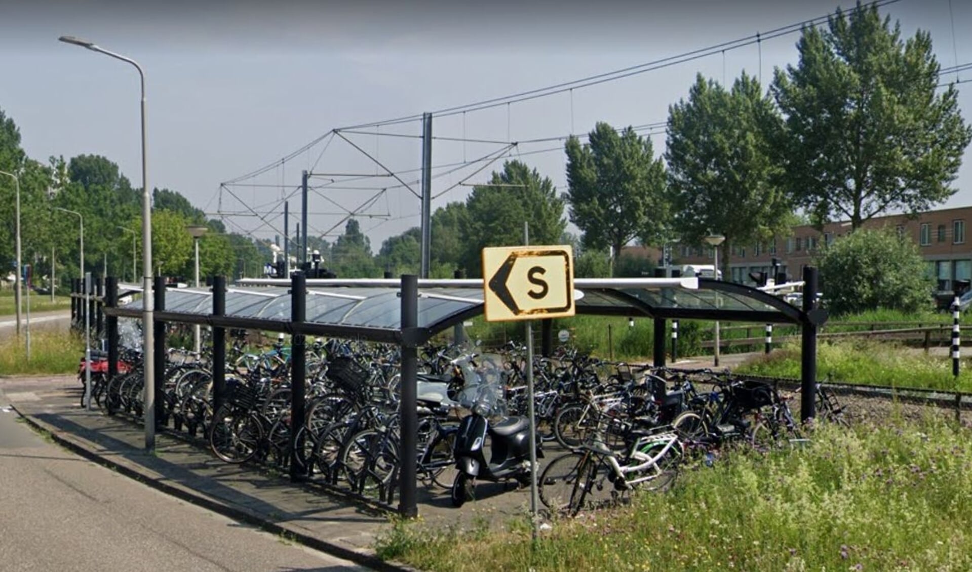 De huidige fietsenstalling bij de halte Sacharovlaan.