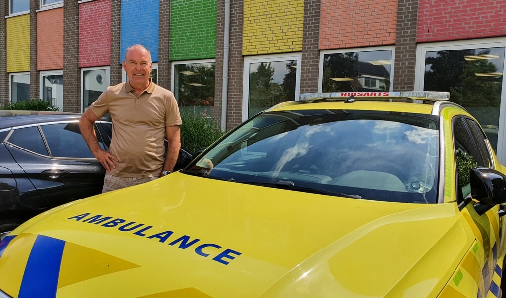 Huisarts Marcel Ebbing bij de ambulance waarmee hij met een ambulancechauffeur snel bij een patient komt