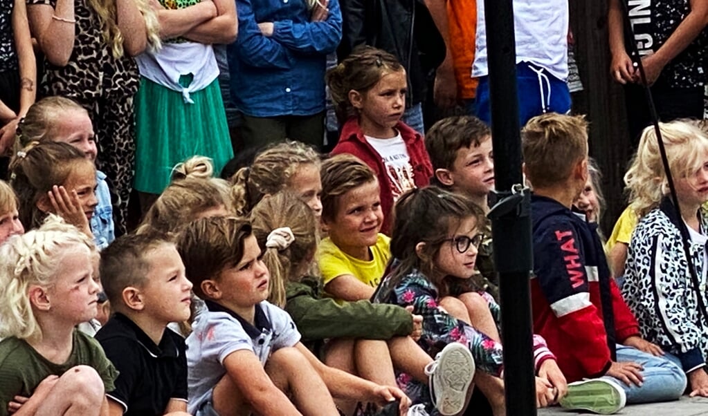 Kinderen van De Borgwal kijken naar de voorstelling van groep 6. 