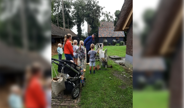 Boer Theo helpt de kinderen melken