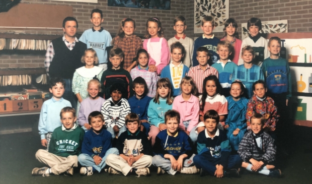 <p>1988 op De Achtbaan. Bovenste rij, derde van links: Jaccomijn Hilligehekken; tweede rij, helemaal rechts: Annemijn Oversier.</p>