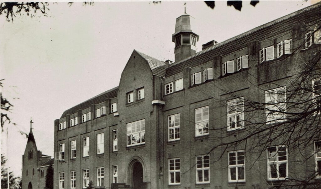 Het oorspronkelijke missiehuis Sint Jan, nu Kontakt der Kontinenten, vóór de brand in 1968.