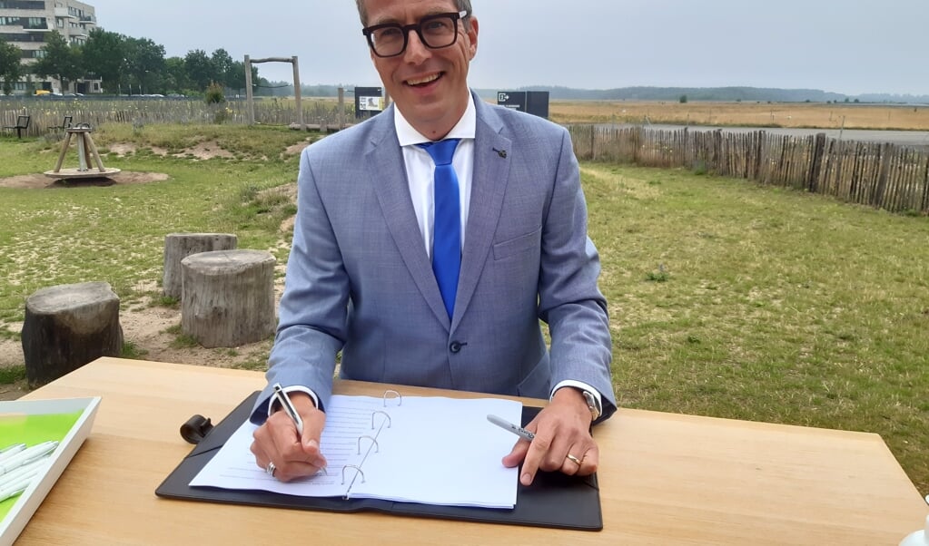 Wethouder Harke Dijksterhuis ondertekende namens de gemeente Nijkerk de regionale Woondeal.