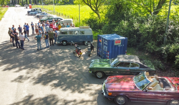 Het gezelschap vertrok vanaf het oude Bad Bloemendal terrein aan de Bloemendaalseweg.