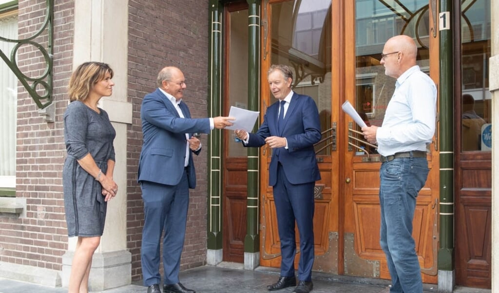 Mariëlle Hilhorst, Kees Hoogerhuis en Willem Smit (v.l.n.r.) kwamen namens het comité 2036 handtekeningen overhandigen aan de Baarnsche burgemeester.