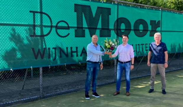 <p>Gerwin Poolen, eigenaar van Wijnhandel & Slijterij De Moor, wordt op de foto geflankeerd door Ed Vedder, voorzitter van de Sponsor Commissie en Sibert van Leeuwen, voorzitter van TV Sparta.</p>