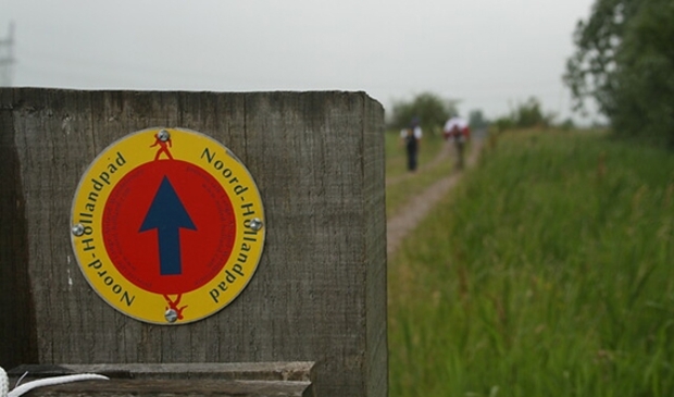 <p>Twee routes lopen door Ouderkerk. </p>