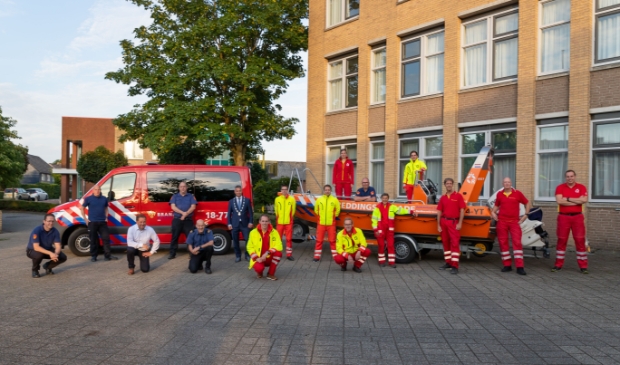 <p>De reddingsbrigade samen met de brandweer bij het gemeentehuis waar ze werden bedankt voor hun inzet tijdens de overstromingen in Zuid-Limburg.</p>