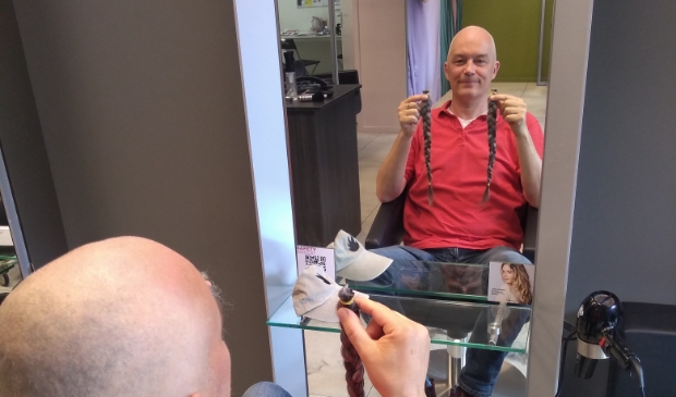 <p>Sven Imthorn met twee afgeknipte vlechten en een kaal hoofd</p>