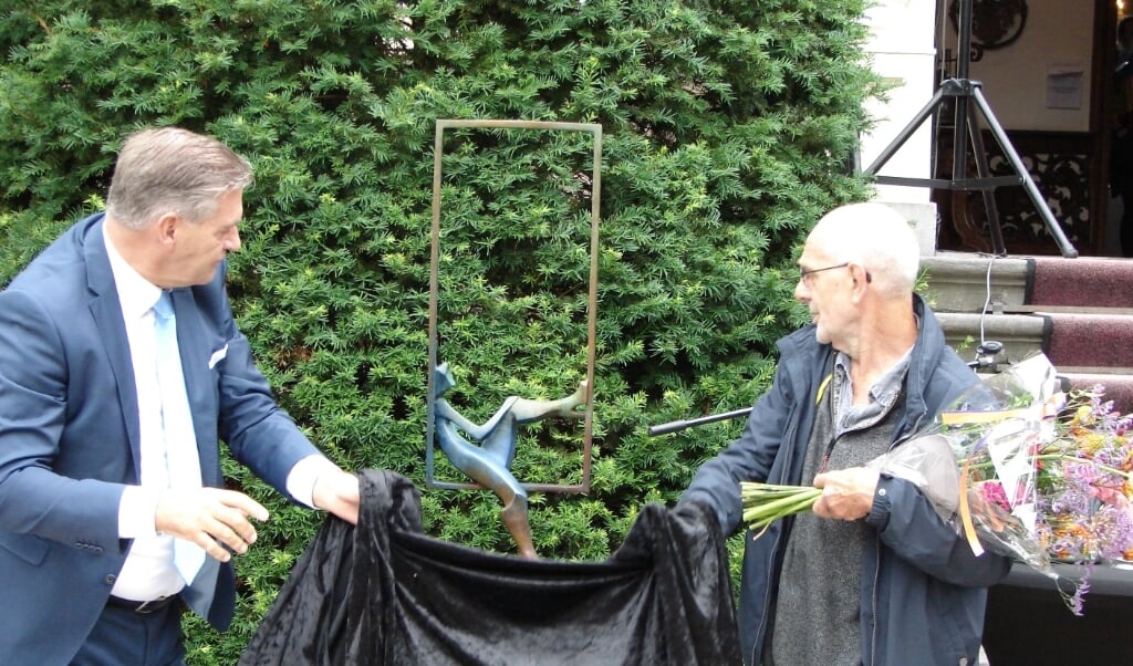 Burgemeester Frits Naafs onthult samen met Eric Goede het kunstwerk 'Genieten'