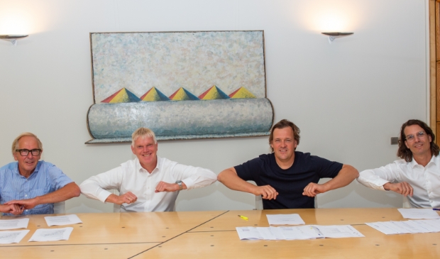 <p>Van links naar rechts: Michel Schoonderbeek (Schipper Bosch), Jan van Barneveld (directeur de Alliantie Ontwikkeling), Bart Schoonderbeek (Schipper Bosch) en Marco Berger (Karbouw). </p>