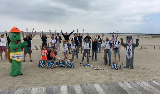<p>Er waren vrijdag heel wat aanwezigen afgekomen om mee te helpen het strand weer een beetje schoner te maken.</p>