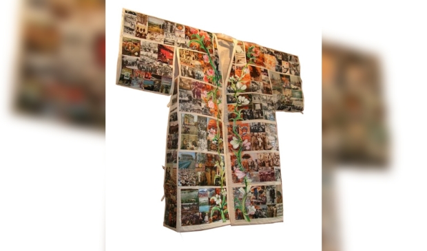 <p>Een bijzondere jurk met foto's van het einde van WOII</p>