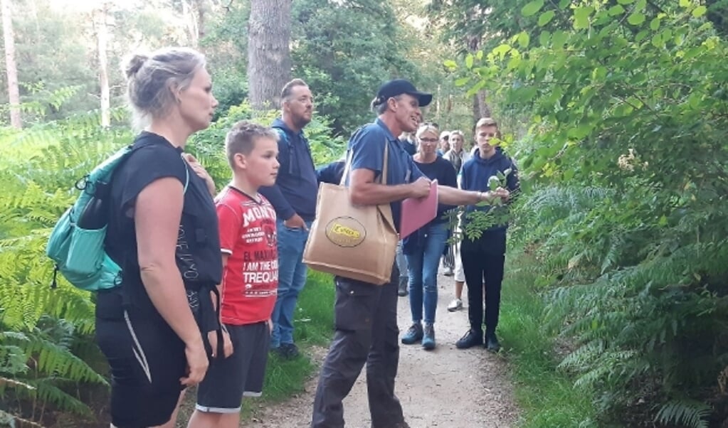 Bioloog Dick Verkaar op pad met een gezelschap op de Grebbeberg