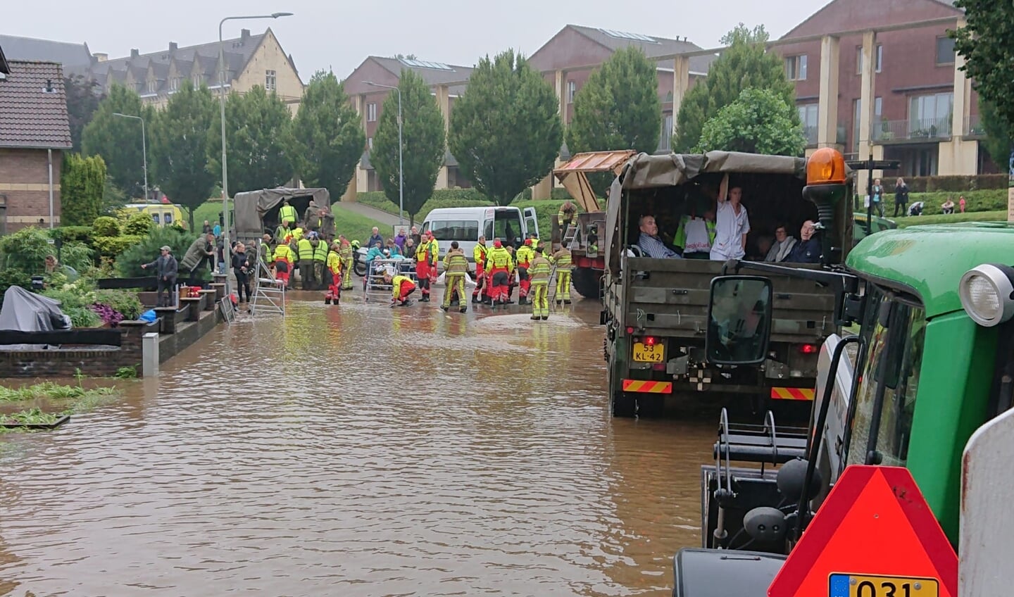 Evacuatie van inwoners van het verpleeghuis