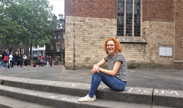 <p>Ellen van der Kolk zit trots op het gedicht van haar voorganger Ivanka de Ruijter.</p>