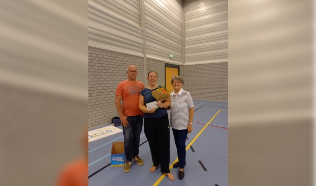 van links naar rechts Henk van Burken (voorzitter) Marlies van Dijk en Hilda Uilenburg (penningmeester)
