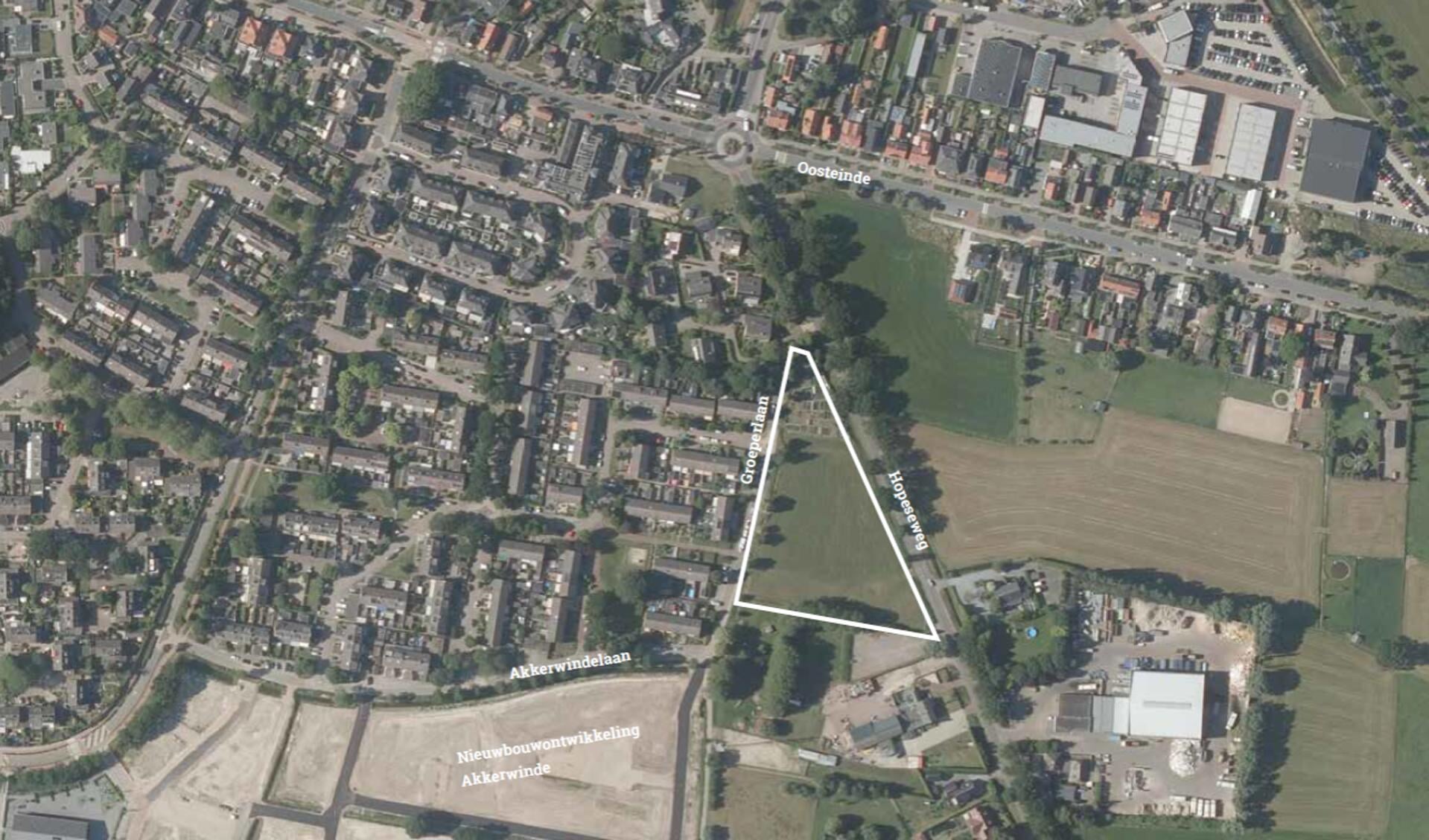 Op de locatie tussen de Hopeseweg en de Groeperlaan ligt het bouwperceel in de vorm van een driehoek.