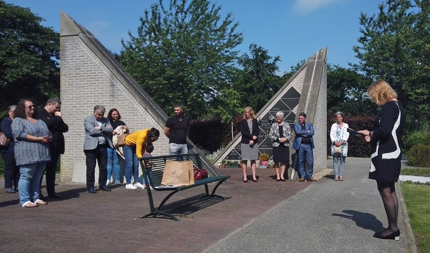 Burgemeester leest gedicht voor