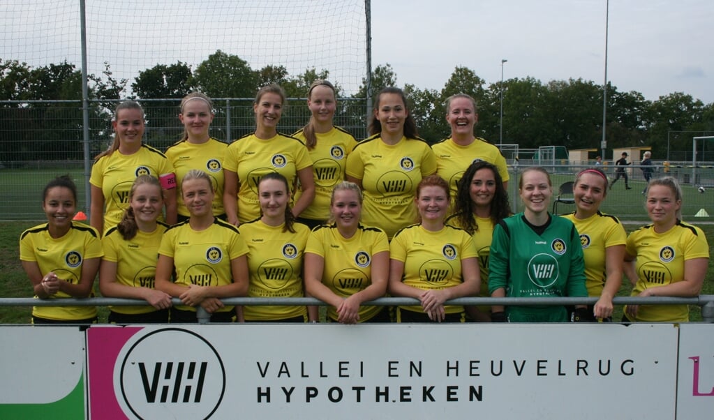 Het damesteam van Woudenberg aan het begin van afgelopen seizoen. Linksboven aanvoerster Anne Holtsingel en uiterst rechts Puck Zweekhorst, die in februari plotseling overleed. ,,We missen Puck nog bij elke training.