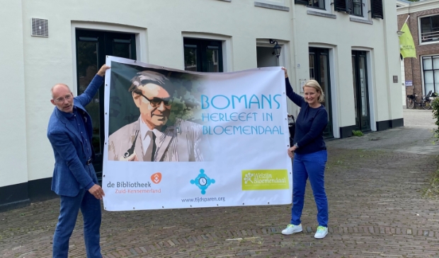 <p>Voor de locatie van Welzijn Bloemendaal presenteren Annette Molkenboer van stichting TijdSparen en Johan van Buren van Welzijn Bloemendaal het spandoek. </p>