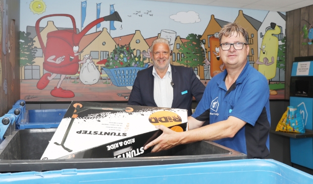 <p>Supermarktmanager Jan Vlijm en medewerker Gert van den Heuvel in de Retourette bij de Albert Heijn in Nijkerk.</p>