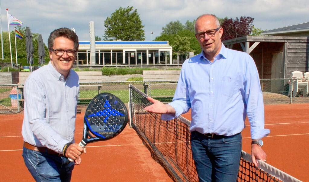 Jeroen Klemann (l) en Jeroen Kleinhout op de plek waar de padelbaan straks gaat komen.