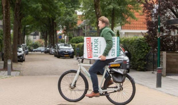Bas van Dijen onderweg naar een tevreden klant. ,,Ik vertel aan onze klanten waar ze een goede cappuccino kunnen drinken."
