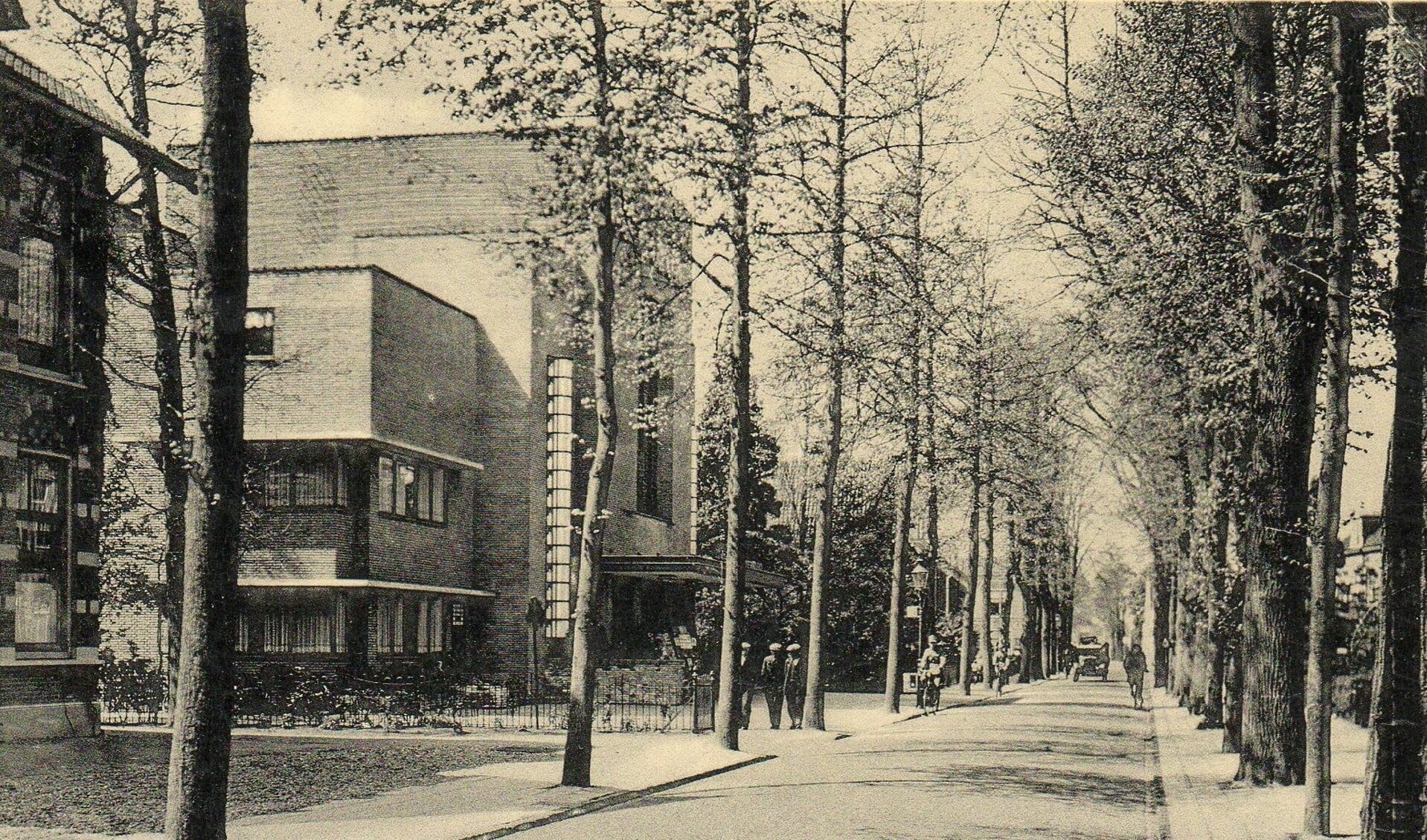 Destijds was de Snouckaertlaan, tot 1917 Soesterweg geheten, een belangrijke verkeersroute richting Amsterdam, Hilversum en Soest.