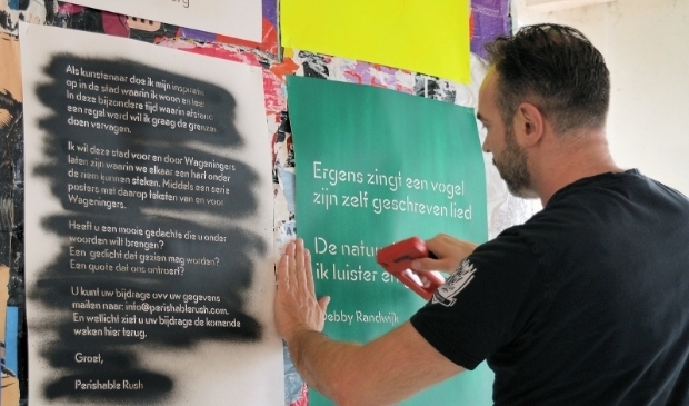<p>Tot begin augustus zijn in de binnenstad postercollages van Marcel Reulen met gedichten of quotes van Wageningers te zien bij in de etalages van de BBLTHK en Hoogstraat 97. foto: Wim de Vos </p>