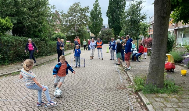 <p>Bewoners van de Nassaustraat in Bunnik lieten de projectleider zien wat zij graag willen bij de herinrichting van de wijk.</p>