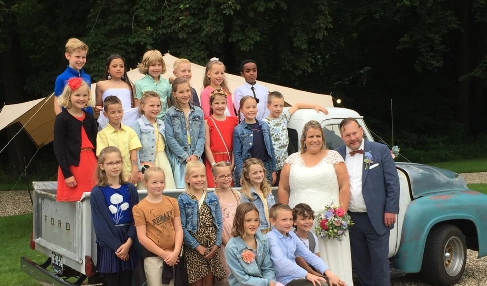 Juf Henrieke met Ernst en de kinderen van groep 5 van de Koepelschool