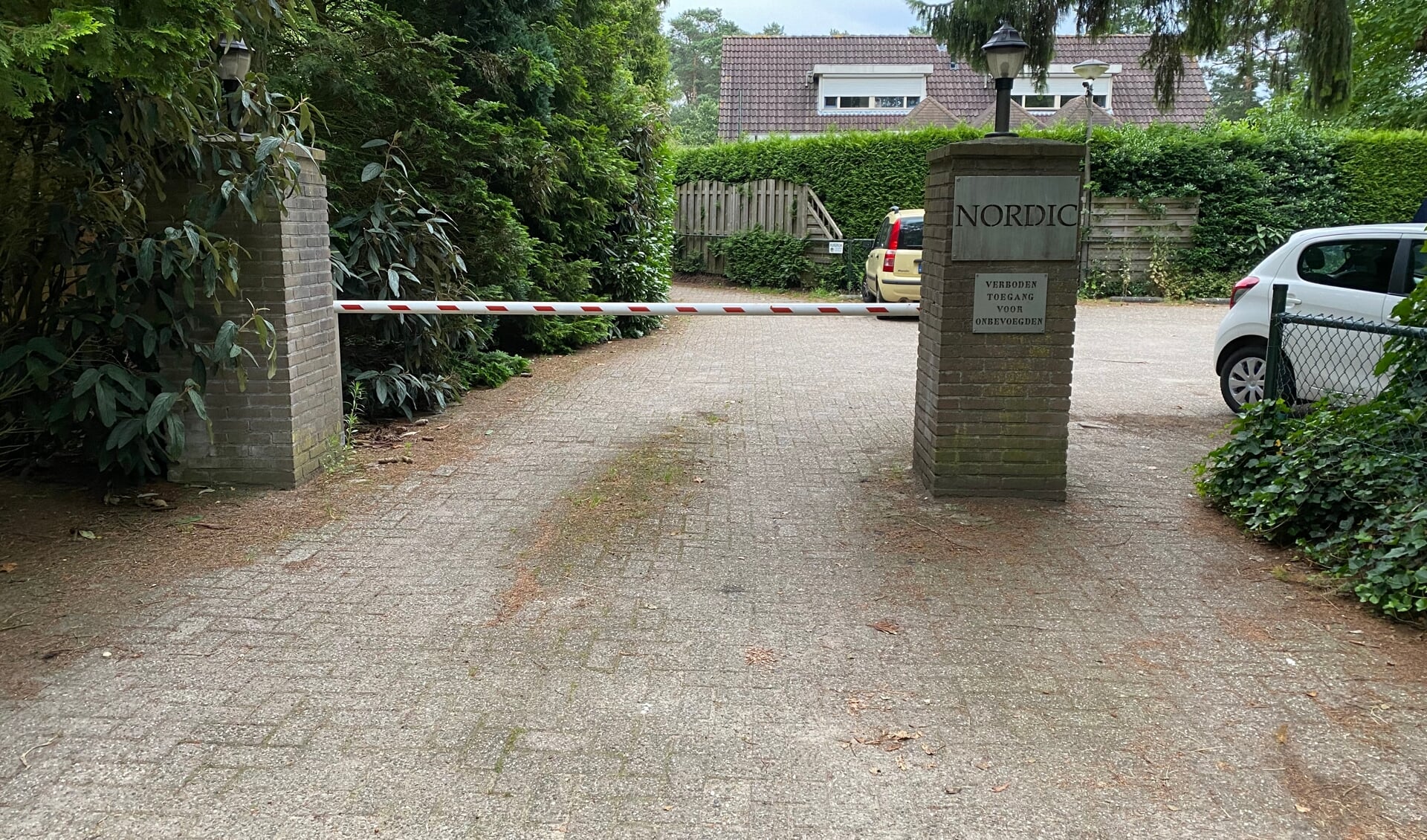 De ingang van het park waar Laurens Nutbey een chalet heeft.