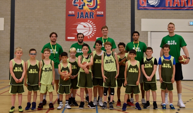De Amersfoortse basketballers van het kamp met onder andere international Leon Williams (rechts), tevens hoofdtrainer van het basketbalkamp.