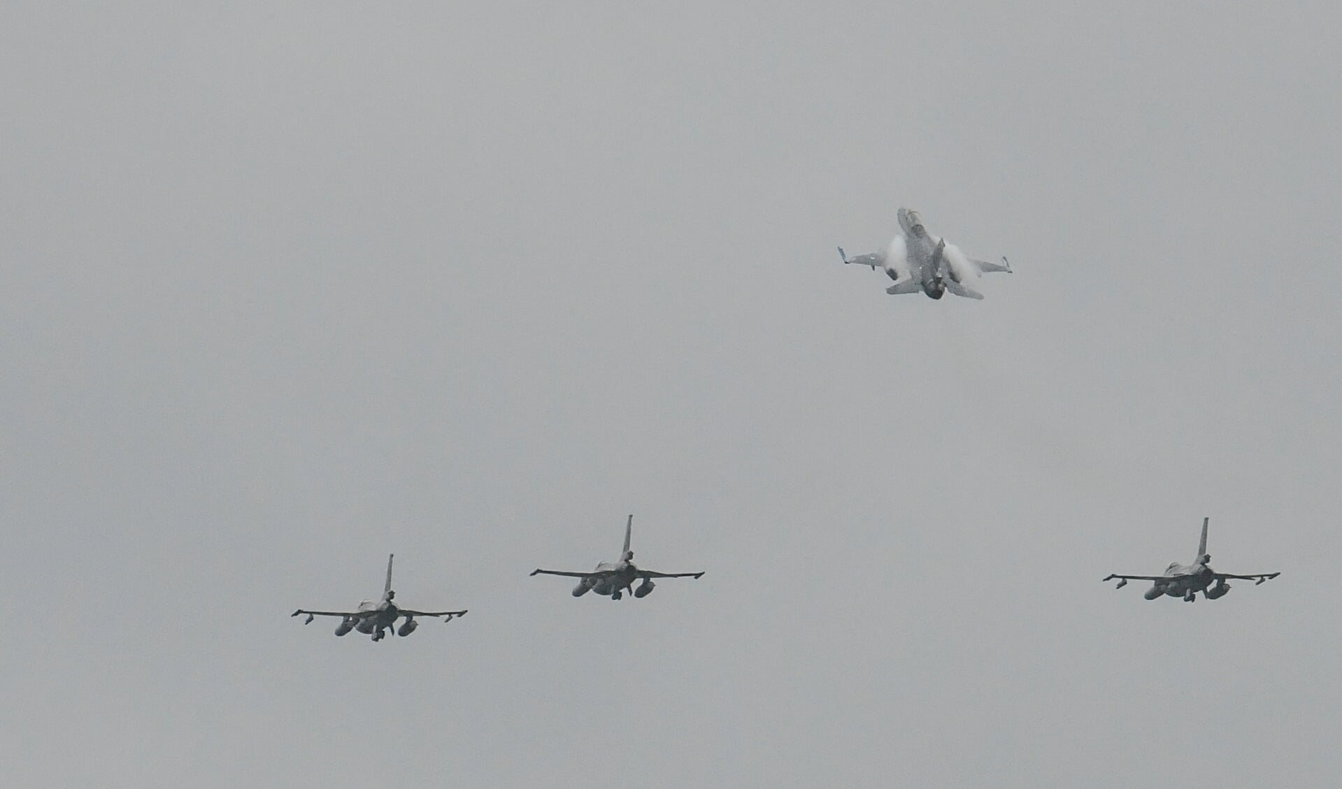 De fly-by is elk jaar onderdeel van de herdenkingsplechtigheid van de Koninklijke Luchtmacht.